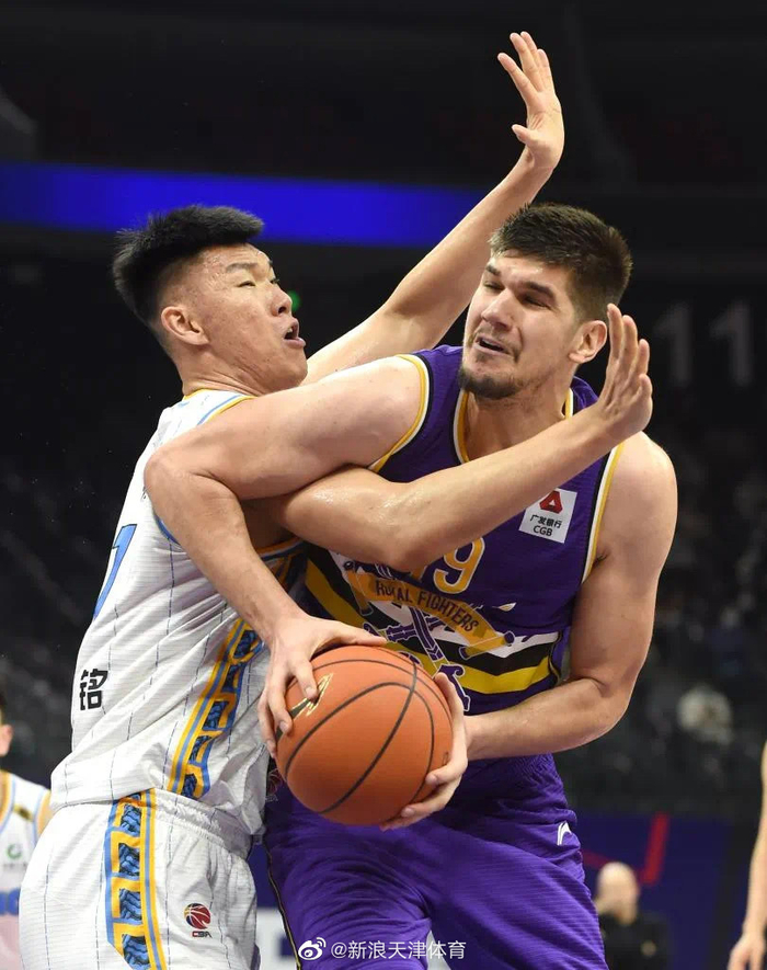 CBA季后赛倒计时；芝加哥公牛赛前门线救险；细节引发关注；质疑声仍在；身体对抗强度拉满的简单介绍