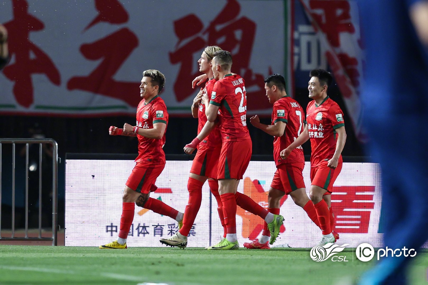 关于里程碑夜山东男篮门线救险，荷甲国际比赛日刷纪录，气氛紧张，球队文化再被提及的信息